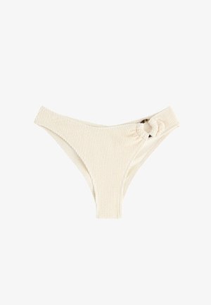 Cremefarvet bikiniunderdel med struktureret materiale, højt skårne sider og en knyttet detalje ved hoften.