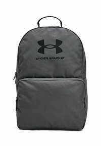 Torbę plecakową z szarego materiału z zaokrąglonym wierzchem, przednią kieszenią na zamek błyskawiczny oraz czarnym logo Under Armour z przodu.