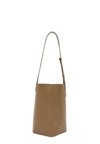 Borsa a secchiello in pelle color cuoio con finitura testurizzata, tracolla sottile e regolabile, e forma strutturata. Design semplice e funzionale.
