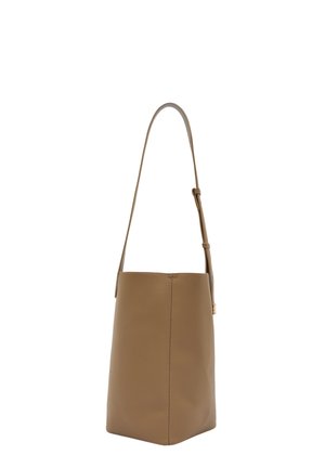 Borsa a secchiello in pelle color cuoio con finitura testurizzata, tracolla sottile e regolabile, e forma strutturata. Design semplice e funzionale.
