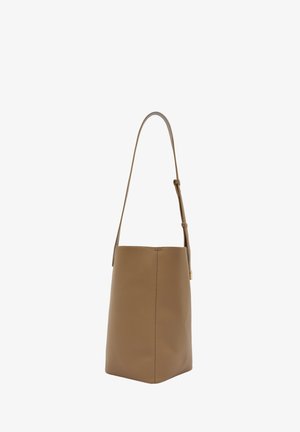 Brązowa skórzana torba typu bucket z teksturowanym wykończeniem, smukłym regulowanym paskiem i wyraźną formą. Prosty i funkcjonalny design.