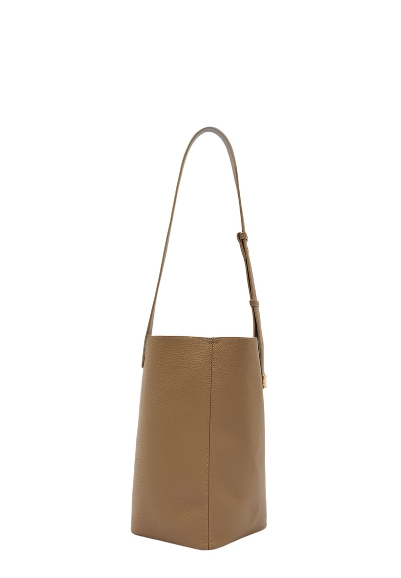 Borsa a secchiello in pelle color cuoio con finitura testurizzata, tracolla sottile e regolabile, e forma strutturata. Design semplice e funzionale.