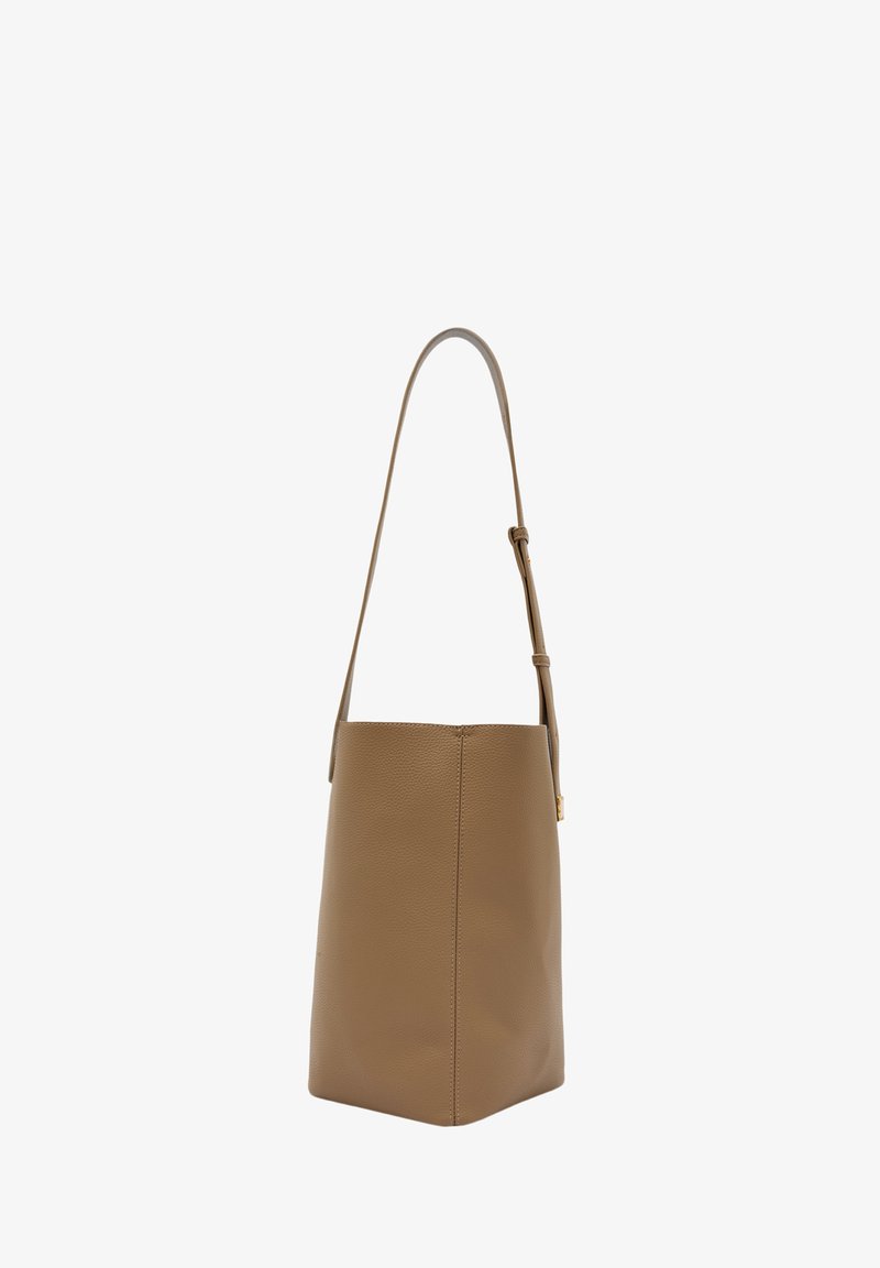 Borsa a secchiello in pelle color cuoio con finitura testurizzata, tracolla sottile e regolabile, e forma strutturata. Design semplice e funzionale.