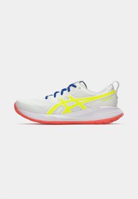 Chaussure de course avec une tige en mesh blanc, des accents jaunes, des lacets bleus et une semelle extérieure rose. Comprend un intermédiaire amorti avec la technologie PureGEL.