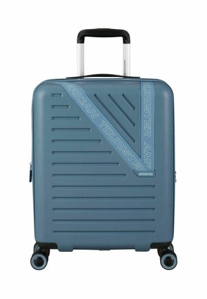 Harde koffer in matte blauwgroen, met een diagonale ribbelontwerp. Inclusief een telescopische handgreep en vier wielen voor gemakkelijke mobiliteit.