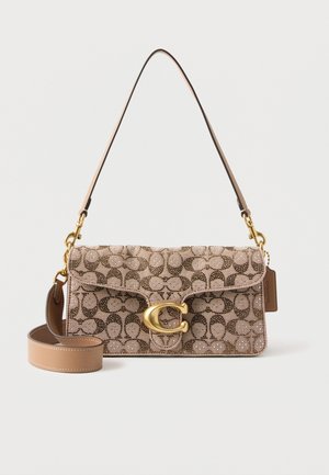 Malá obdélníková béžovo-hnědá kabelka přes rameno se vzorem, zlatým zapínáním ve tvaru písmene "C" a nastavitelným koženým popruhem, vystavená na bílém pozadí.