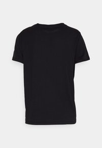 Plain black short-sleeve t-paita näkyy takaa valkoista taustaa vasten.