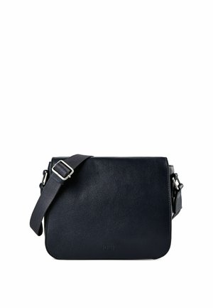 Schwarze Leder-Umhängetasche mit verstellbarem Riemen und Klappverschluss, schlichtes Design mit dezenter Markenprägung vorne.