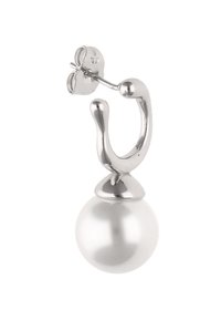 Srebrne naušnice imaju zakrivljen dizajn s sjajnim metalnim kopčom i glatkom, bijelom biseru ispod. Biser je okrugao i sjajan.