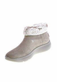 Stivale alla caviglia in suede grigio con risvolto in pelliccia sintetica, punta rotonda e suola in gomma flessibile. Texture liscia con dettagli di cucitura puliti.