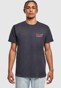 Mørkegrå bomulds t-shirt med korte ærmer og rund halsudskæring. På forsiden til venstre er der et farverigt "Lillet" logo med et frugtmotiv.