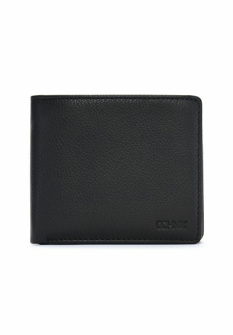 Czarny skórzany portfel o teksturowanym wykończeniu, prostokątnym kształcie i subtelnym detalem logo wytłoczonym w prawym dolnym rogu.