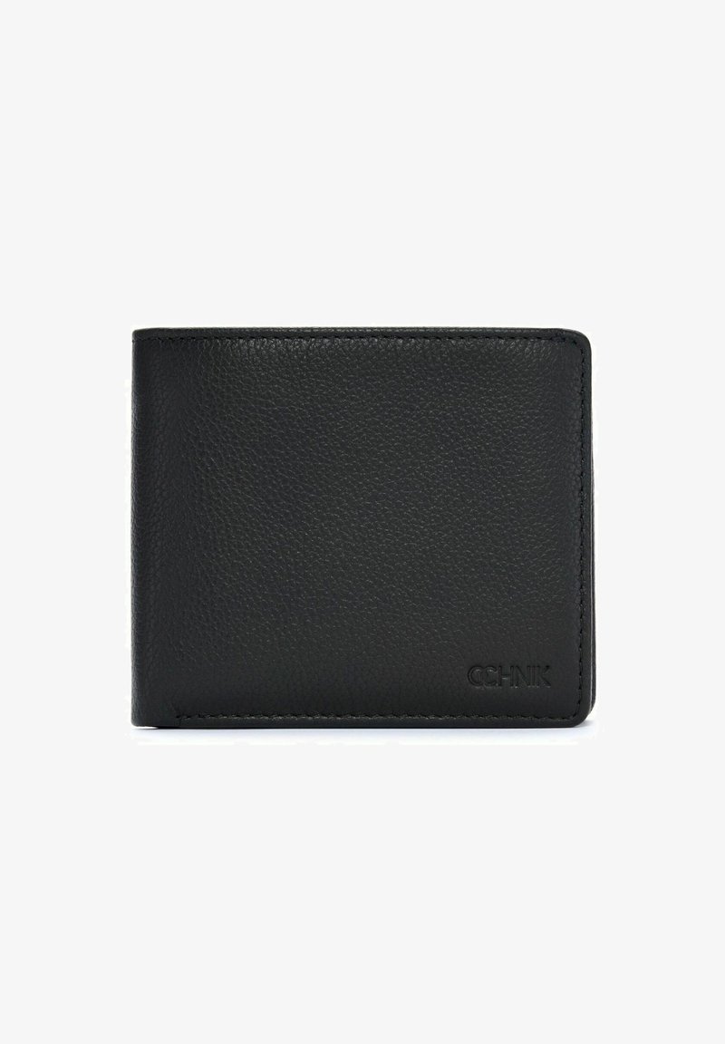 Czarny skórzany portfel o teksturowanym wykończeniu, prostokątnym kształcie i subtelnym detalem logo wytłoczonym w prawym dolnym rogu.