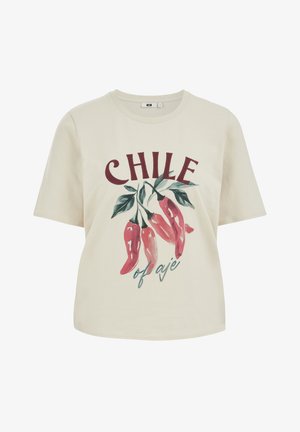 Bež kratka majica s kratkimi rokavi z upodobitvijo rdečih čilijev in zelenih listov, z napisom "CHILE of aje" na sprednji strani.