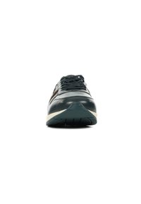 Chaussure de sport en cuir noir avec un bout rond, semelle texturée et lacets noirs plats ; présente un accent marron sur le côté.
