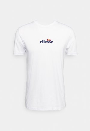 Biała koszulka z krótkim rękawem z małym granatowym logo "ellesse" i pomarańczowym półokrągłym wzorem umieszczonym na środku klatki piersiowej.