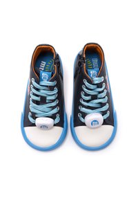 Sneaker blu e neri con tomaia in pelle liscia, lacci elastici e puntale in gomma bianca. Presenta un pulsante sulla linguetta per la regolazione.