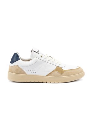 Sneaker bianca con accenti in suede beige e tallone blu navy. Presenta un design perforato, lacci crema e una suola in gomma testurizzata.