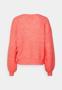 Korallenfarbener Strickpullover mit strukturiertem Muster, Ballonärmeln und cropped Design, mit Rundhalsausschnitt und gerippten Bündchen.