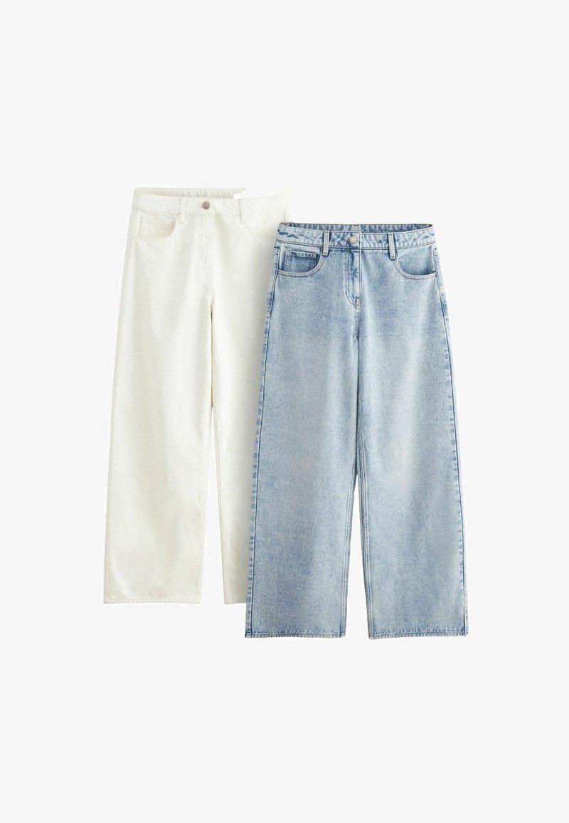 Două perechi de pantaloni lejeri: una din bumbac alb solid și cealaltă din denim albastru deschis, ambele cu buzunare frontale și un design cu talie înaltă.