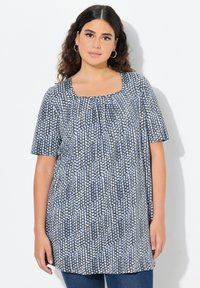 Top a righe blu e bianche con scollatura quadrata, maniche corte e dettagli arricciati nella parte frontale, realizzato in un tessuto leggero.