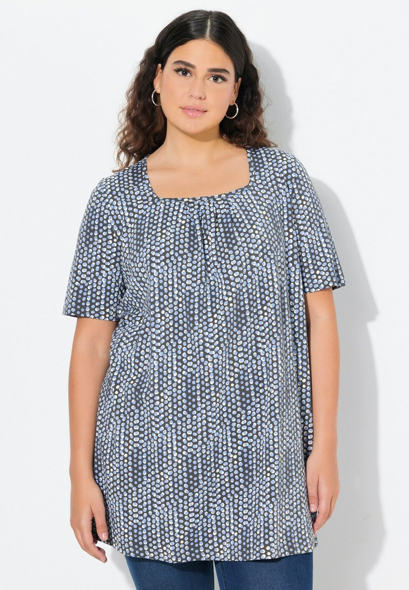 Top a righe blu e bianche con scollatura quadrata, maniche corte e dettagli arricciati nella parte frontale, realizzato in un tessuto leggero.