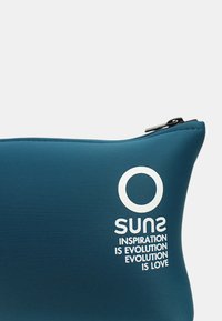 Portafoglio blu con zip e testo bianco che legge "SUNS L'ispirazione è evoluzione L'evoluzione è amore" e un logo circolare sopra il testo.