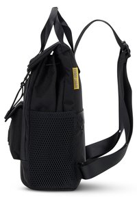 Rucsac negru cu o buzunar din plasă texturată, curele ajustabile, închidere prin tragere și un eticheta cu logo galben pe lateral. Design dintr-o țesătură durabilă.