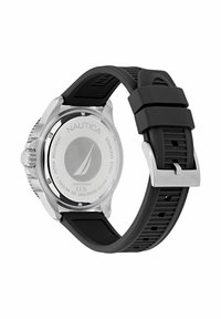 Reloj con correa de goma negra, caja de acero inoxidable, herrajes plateados, banda texturizada y logo de la marca grabado en la hebilla y la parte posterior de la caja.