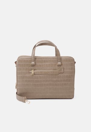 Torba na dokumenty z beżowej sztucznej skóry krokodyla z podwójnymi uchwytami, przednią kieszenią na zamek i odpinanym paskiem na ramię z złotymi elementami.