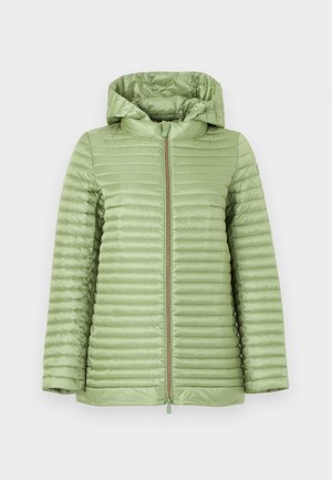 Geacă matlasată verde deschis cu glugă și fermoar frontal, mâneci lungi și model de cusături orizontale.