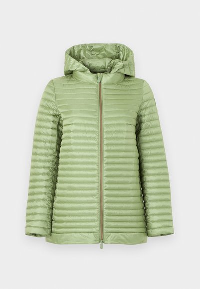 Veste matelassée vert clair avec capuche et fermeture éclair à l'avant, manches longues et motif de couture horizontale.