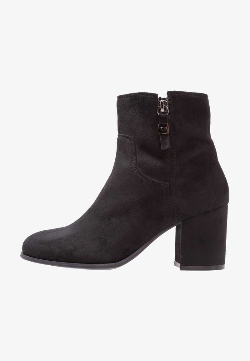 Bottine en daim noir avec talon bloc et fermeture éclair latérale, bout arrondi lisse, et détails de couture minimalistes.