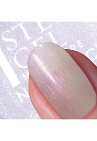 Neglelakkprøve som viser en perlemorsaktig, lys rosa farge med subtile glitter og en glatt, blank finish, satt mot en glitrende bakgrunn.