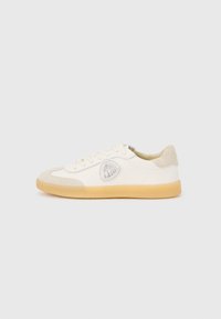 Balti sportbačiai su pilkais zomšos akcentais, apvalios nosies, tekstūruota tinklinio logotipo dėmė šone ir smėlio spalvos guminiu padu. Raišteliai yra kreminės spalvos.