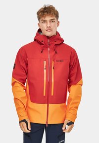 Czerwona i pomarańczowa wodoodporna kurtka z zamkiem błyskawicznym z przodu, dwoma kieszeniami na piersiach, regulowanym kapturem oraz kontrastowym wzorem w blokach kolorów.
