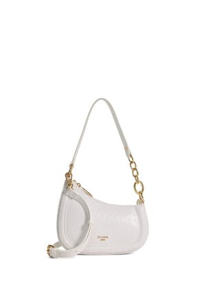 Sac à bandoulière en cuir blanc avec maillons de chaîne dorés et fermeture éclair, arborant le logo de la marque "Dune" en or sur le devant.