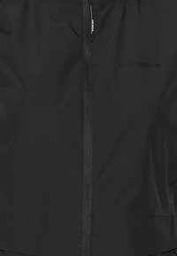 Schwarze wasserdichte Jacke mit glatter Textur, ausgestattet mit einem zentralen Reißverschluss und minimalem Branding am Rand. Leichtes Design, ohne Muster.