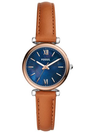 Montre ronde avec cadran bleu, boîtier en or rose, chiffres romains aux positions 12 et 6, bracelet en cuir beige et détails de boucle couleur argent.
