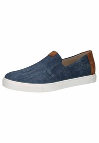 Denim instapper met een donkerblauwe stof, bruine suède accenten en een witte rubberen zool. Beschikt over een eenvoudig, gestroomlijnd ontwerp.
