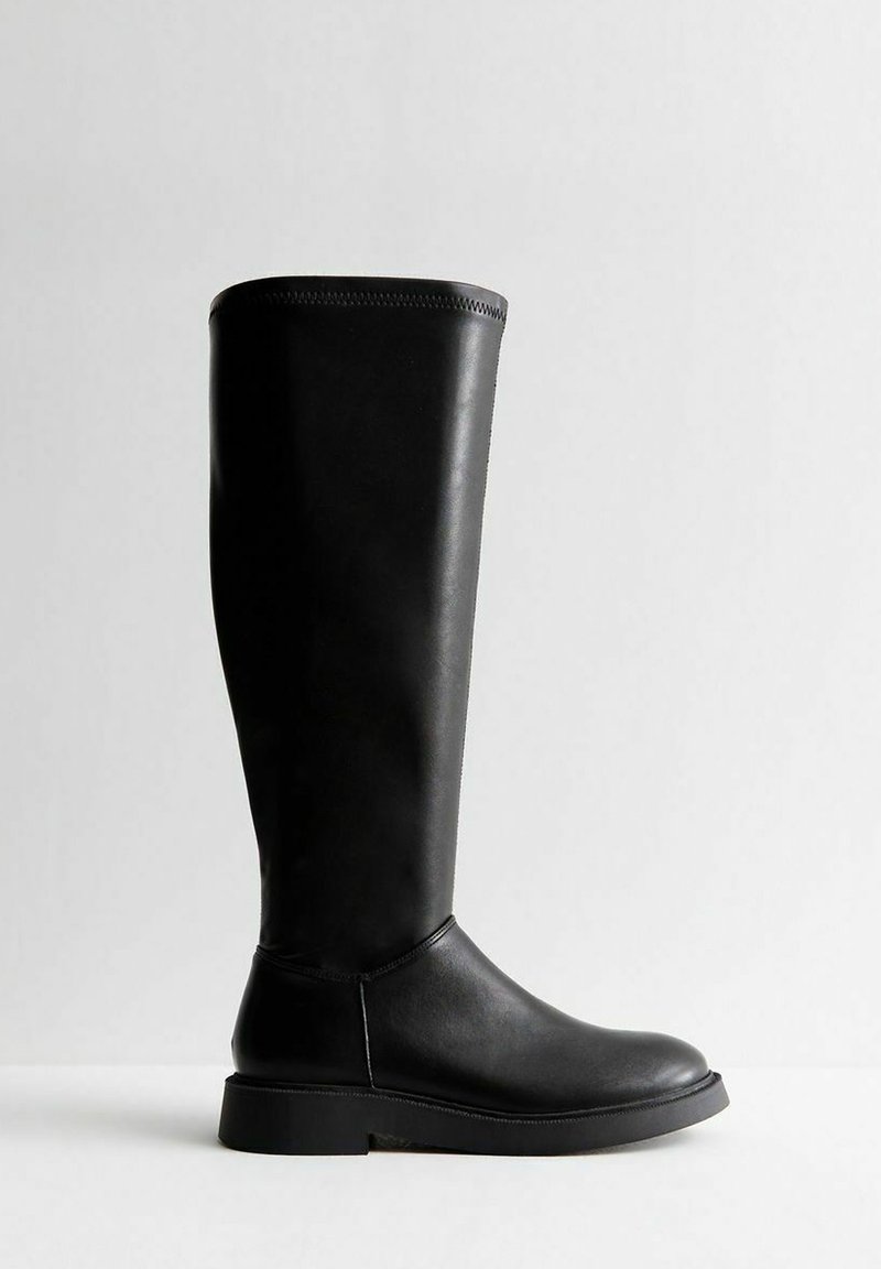 Schwarze knielange Stiefel aus glattem Leder mit runder Zehenpartie, flacher Sohle und nahtlosem Design. Verfügt über einen dezenten Anschlusssitz entlang der Kante.