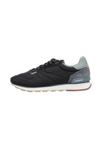 Zapatilla baja en negro y gris con suela blanca, cordones negros y logo "HOFF" en el contrafuerte gris.