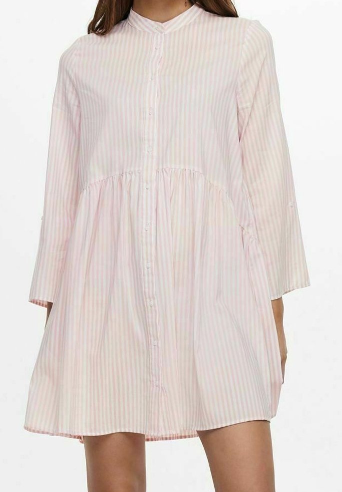 Jasnoróżowa sukienka na guziki z pionowymi pastelowymi paskami, długimi rękawami, okrągłym kołnierzykiem i rozkloszowanym fasonem w talii.
