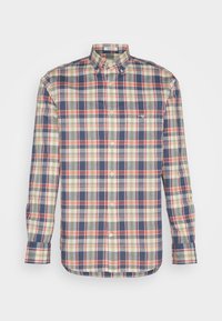 Kariertes Hemd mit Button-Down-Kragen, das eine Mischung aus blauen, roten, grünen und cremefarbenen Quadraten zeigt, und einer einzelnen Brusttasche. Aus Baumwollmaterial.