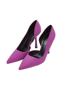 Scarpe con tacco alto fucsia rosa con design a punta, realizzate in tessuto liscio, caratterizzate da un dettaglio a taglio e un tacco stiletto sottile.