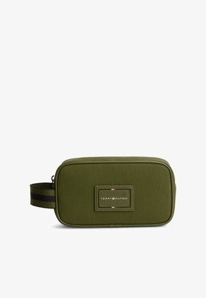 Neceser rectangular de color verde oliva con asa lateral y parche con el logo de Tommy Hilfiger en el centro frontal.