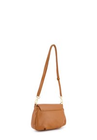 Tasche aus braunem Leder mit lässigem Design, einem einzigen Tragegurt und goldfarbenen Beschlägen. Sie verfügt über einen Klappenverschluss und eine strukturierte Oberfläche.