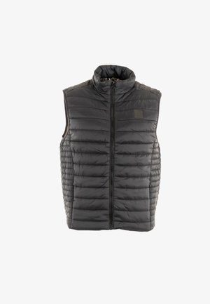 Zwarte gewatteerde bodywarmer met hoge kraag, ritssluiting aan de voorkant en horizontale stiksels. Heeft een gladde textuur en minimale accenten van beslag.
