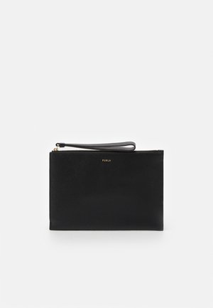 Pochette rectangulaire en cuir noir avec fermeture éclair dorée, petit logo Furla doré au centre et bracelet de poignet noir attaché.