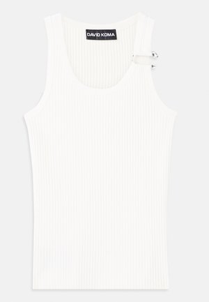 Hvid ribbet tanktop med rund halsudskæring og metalaccentdetalje på skuldrene. Blød tekstur, tætsiddende design og ærmeløs stil.